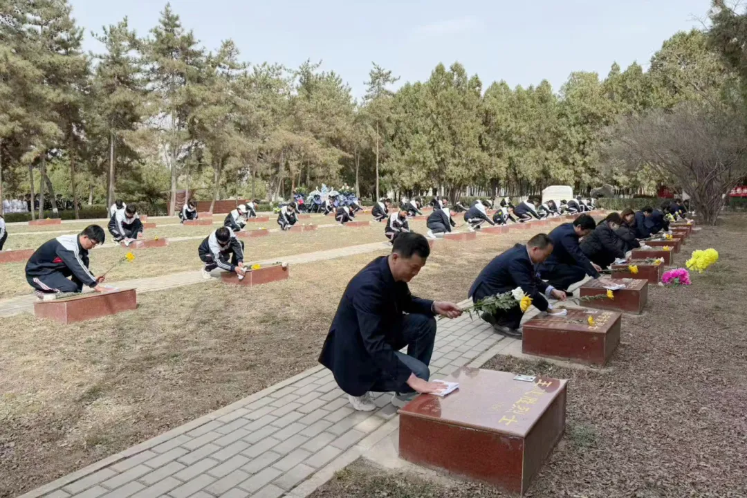 激发爱国热情 凝聚奋进力量—学院组织开展清明祭扫主题教育活动