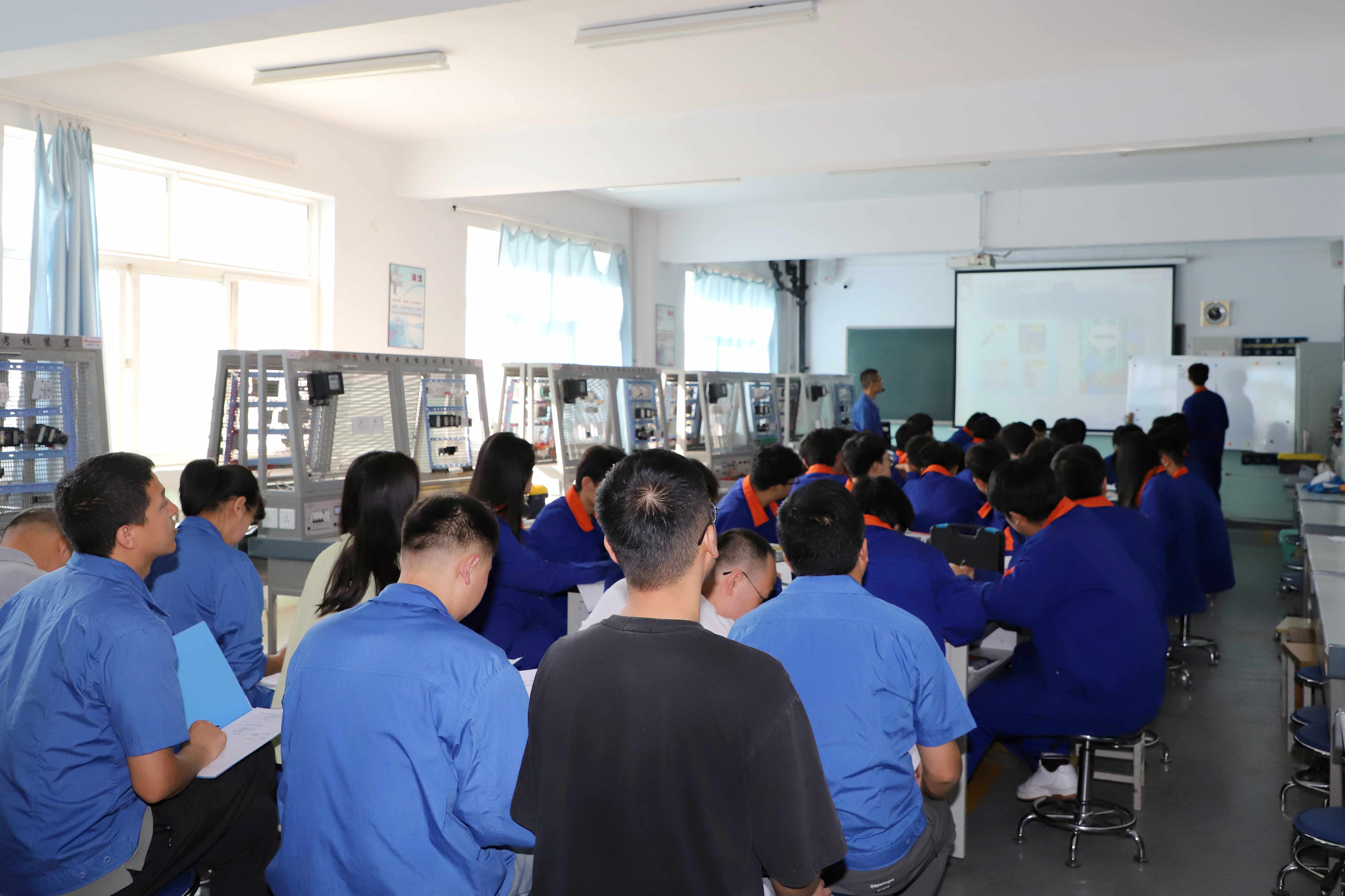 学院开展公开课观摩研讨活动